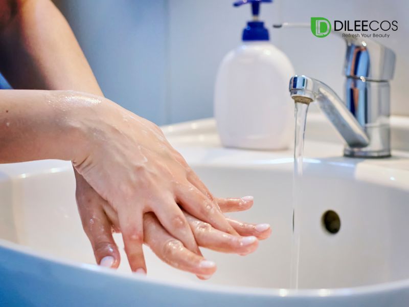 Rửa sạch tay trước khi sử dụng mỹ phẩm